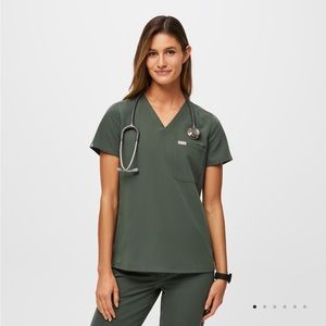 Catarina™ One-Pocket Scrub Top
Moss